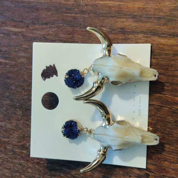 Nyu Nyu cowskull Earrings - Picture 1 of 6